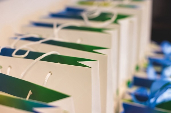 باکس های هدیه آماده دشه در کنار هم به عنوان هدیه سازمانی اقتصادی