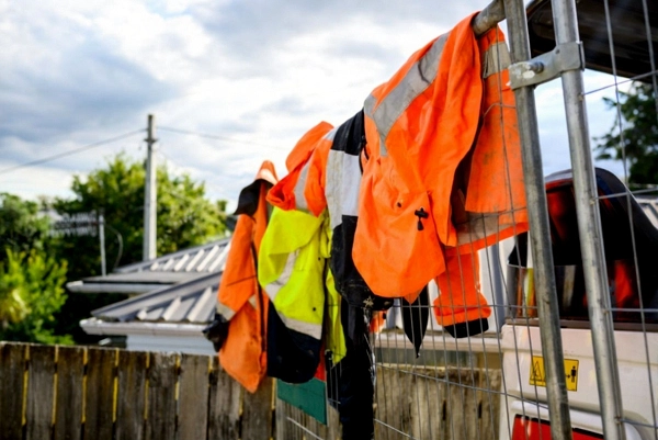 تعدادی کاپشن کار گرم زمستانی بر روی میله های فلزی یک ساختمان