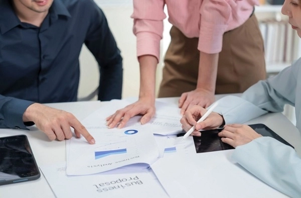 افرادی در جلسه در حال کار روی اصول مدیریت خرید سازمانی موفق