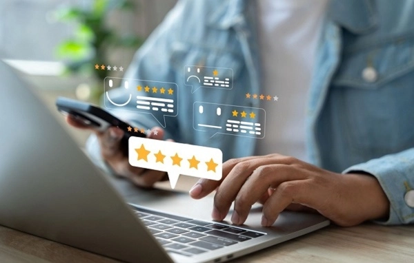 فردی در حال بررسی و سنجش ارزیابی تجربه و اعتماد به تأمینکننده پای لپ تاپ