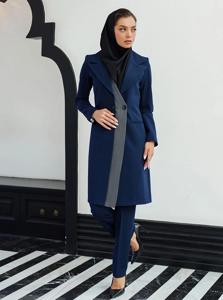 خانومی در لباس فرم سازمانی به رنگ ابی تیره با طراحی زیبا و فرم خوب