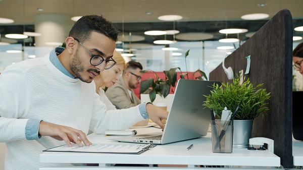 مشارکت کارکنان در محیط کار